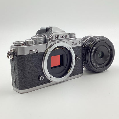 【全額返金保証】【最速発送】Nikon デジタル一眼 Z fc 28mm f/2.8 Special Edition キット [シルバー] シルバー 美品 動作確認済