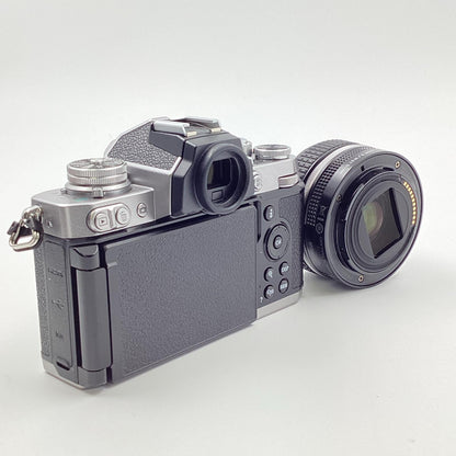 【全額返金保証】【最速発送】Nikon デジタル一眼 Z fc 28mm f/2.8 Special Edition キット [シルバー] シルバー 美品 動作確認済