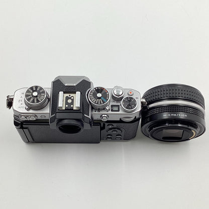 【全額返金保証】【最速発送】Nikon デジタル一眼 Z fc 28mm f/2.8 Special Edition キット [シルバー] シルバー 美品 動作確認済