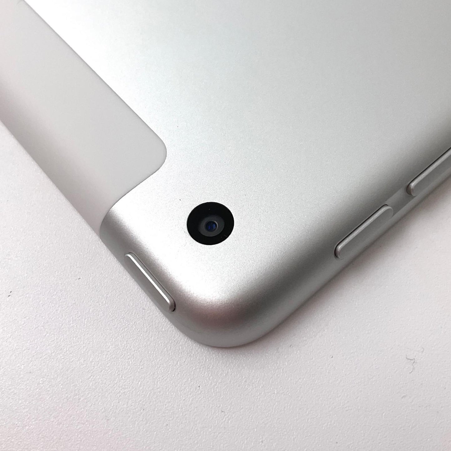 【全額返金保証】【最速発送】Apple iPad iPad 10.2インチ 第8世代 32GB シルバー WiFi+Cellular docomo 白ロム 美品 動作確認済