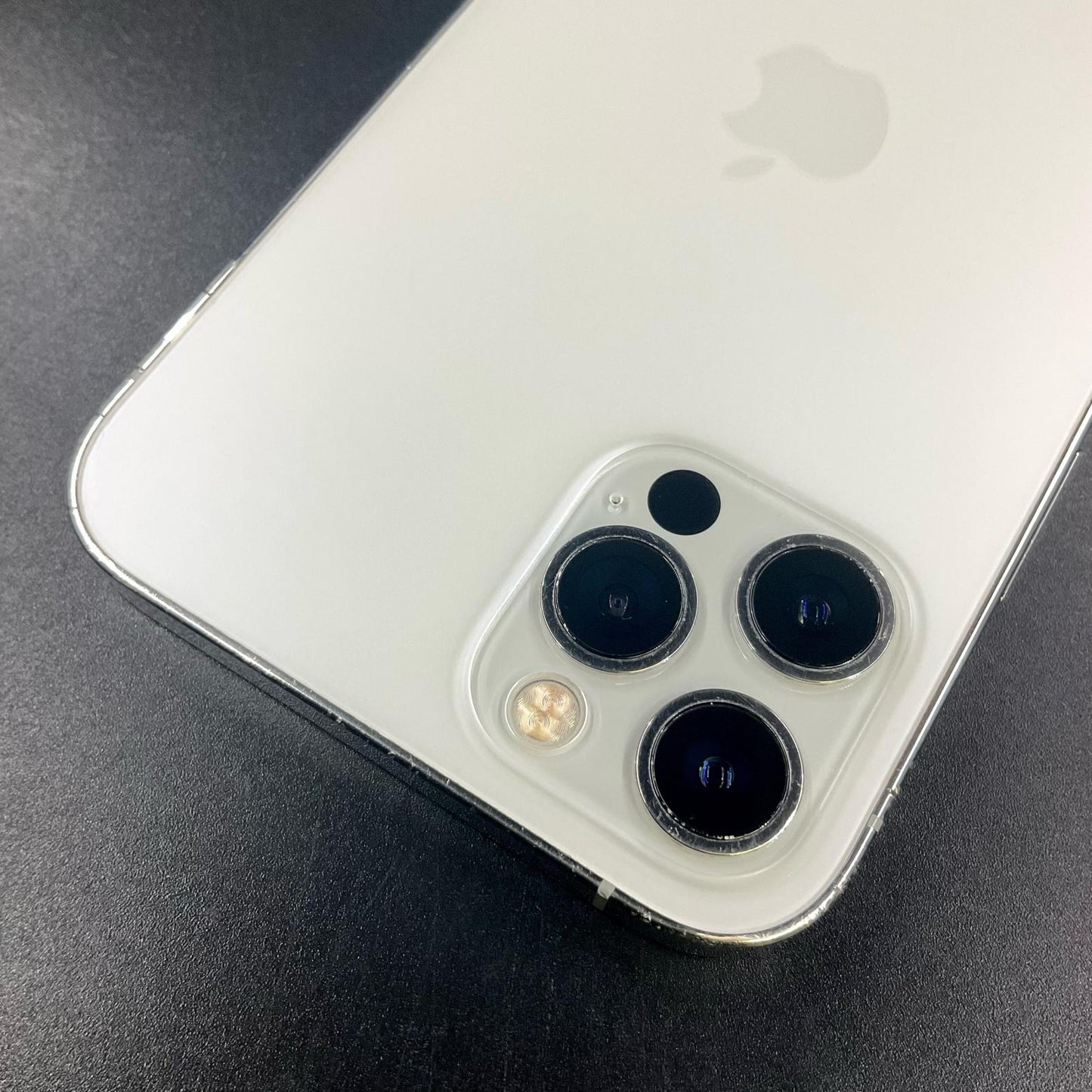 【全額返金保証】【最速発送】Apple iPhone iPhone 12 Pro 256GB シルバー docomo 白ロム 動作確認済 77%