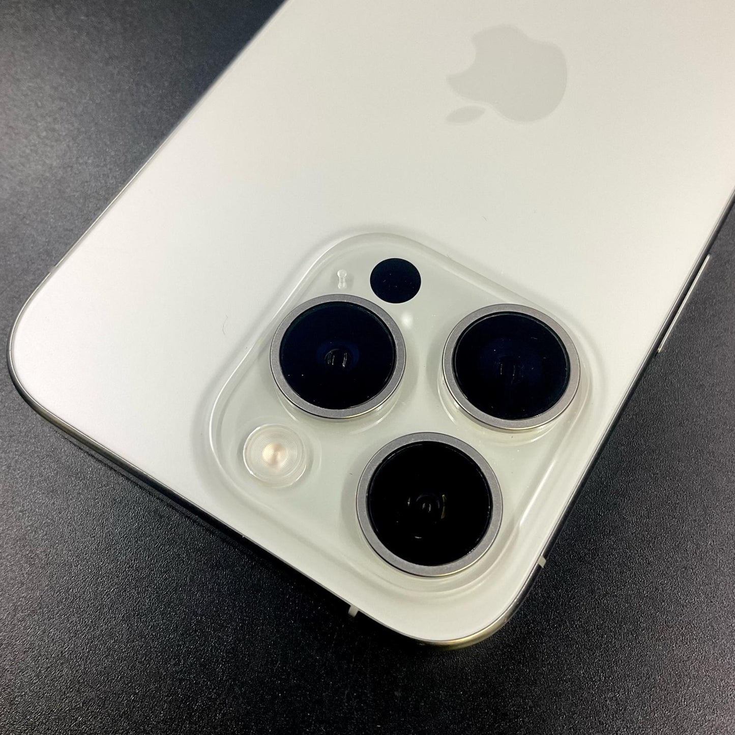 【全額返金保証】【最速発送】Apple iPhone iPhone 15 Pro 256GB ホワイトチタニウム Softbank 白ロム 美品 動作確認済 89%