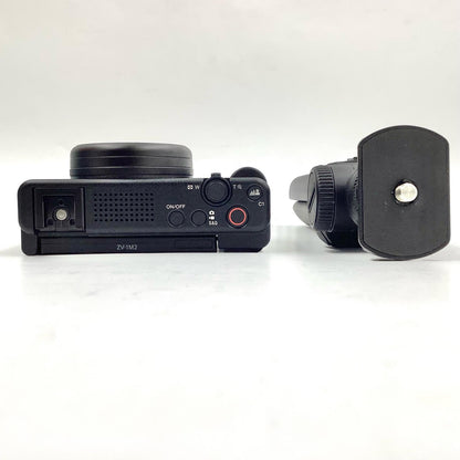 【全額返金保証】【最速発送】Sony コンパクトデジタルカメラ VLOGCAM ZV-1M2G シューティンググリップキット 美品 動作確認済