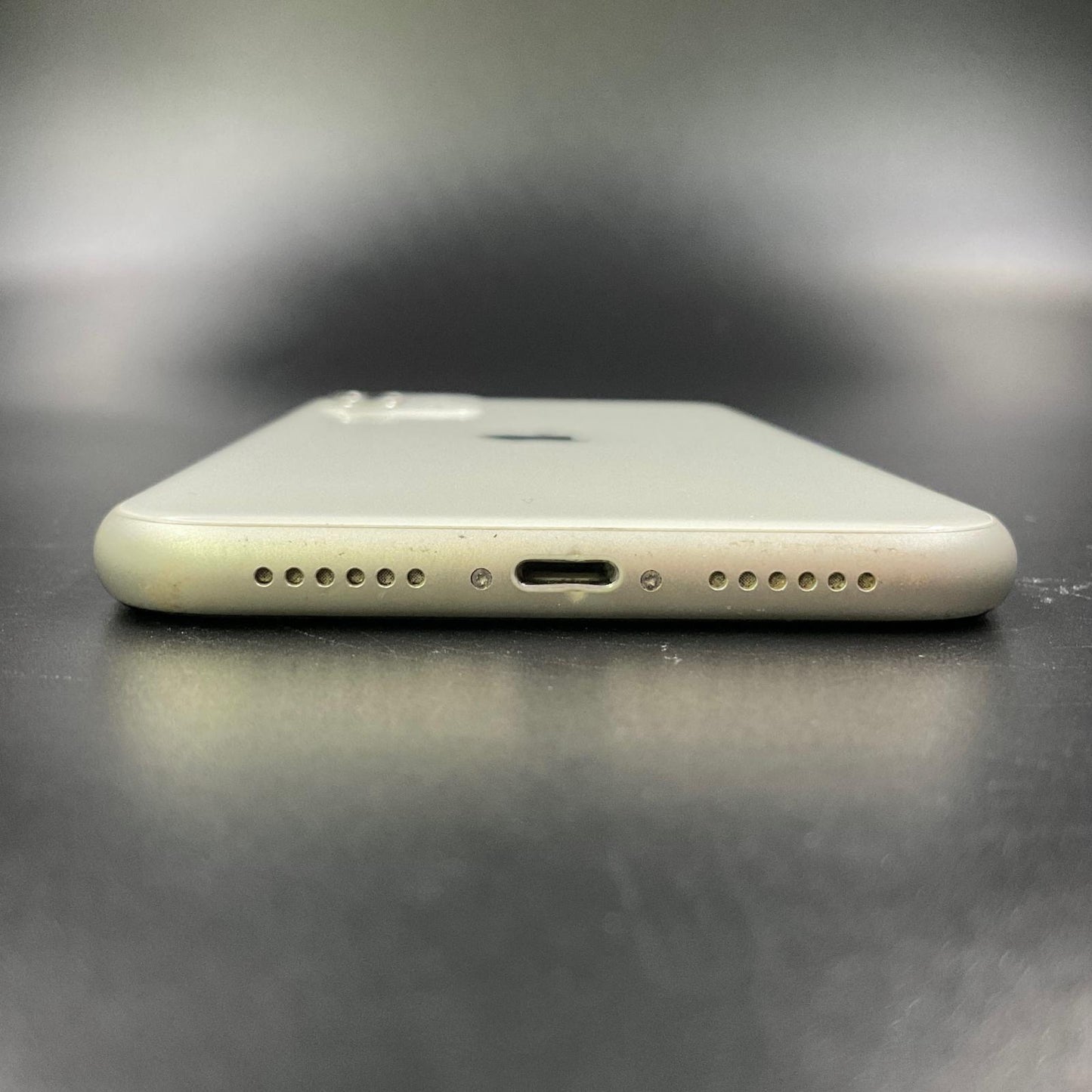 【全額返金保証】【最速発送】Apple iPhone iPhone 11 64GB ホワイト docomo 白ロム 動作確認済 81%