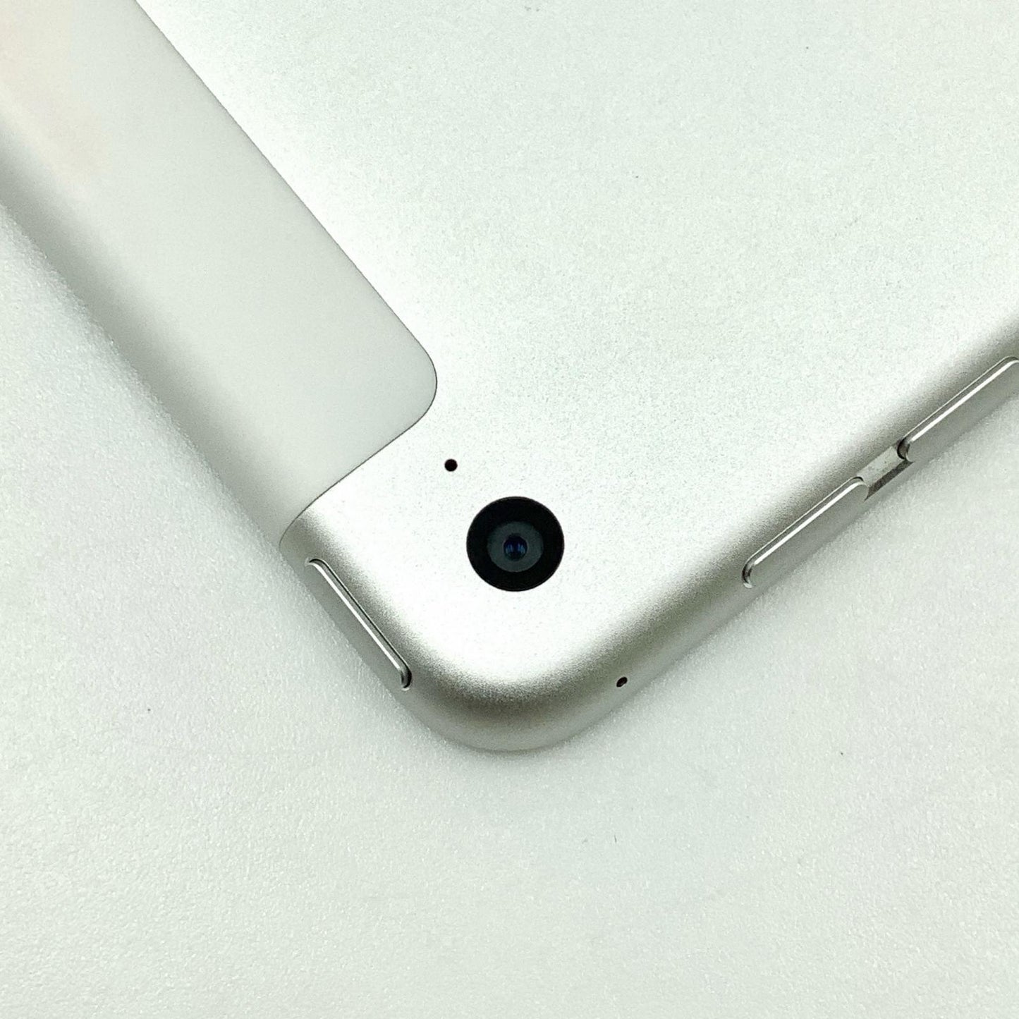 【全額返金保証】【最速発送】Apple iPad Air 9.7インチ 第2世代 64GB シルバー WiFi+Cellular au 白ロム 動作確認済