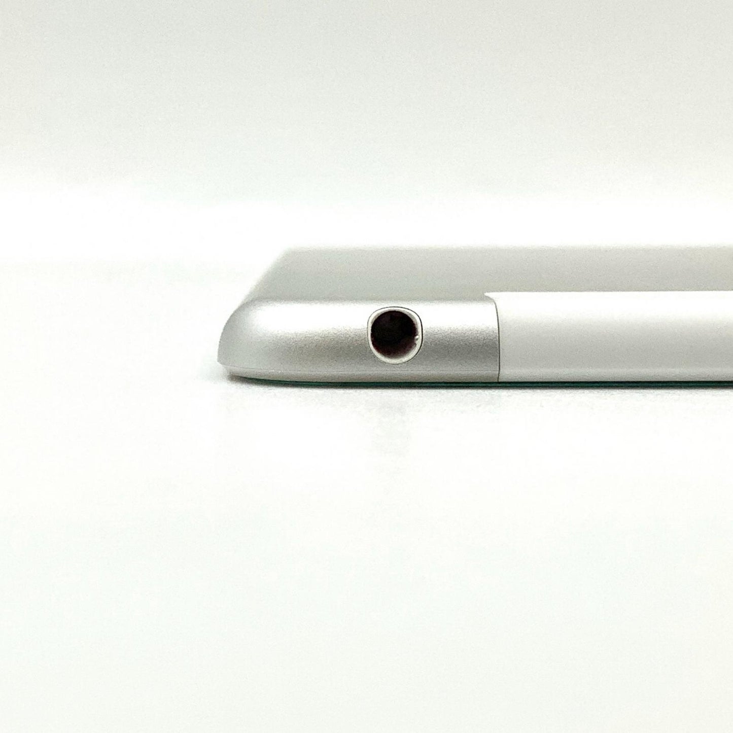 【全額返金保証】【最速発送】Apple iPad Air 9.7インチ 第2世代 64GB シルバー WiFi+Cellular au 白ロム 動作確認済