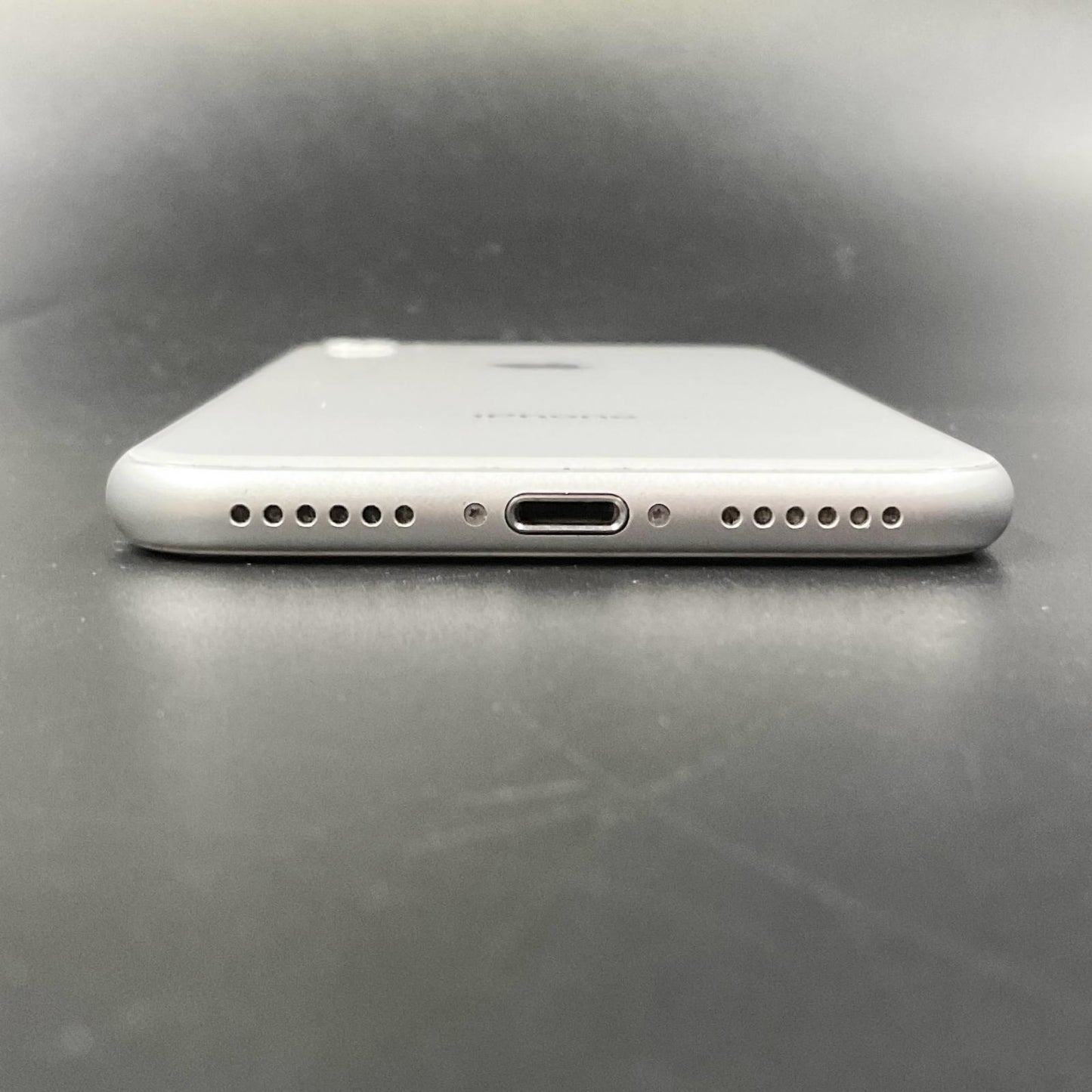 【全額返金保証】【最速発送】Apple iPhone iPhone 8 64GB シルバー au 白ロム 美品 動作確認済 87%