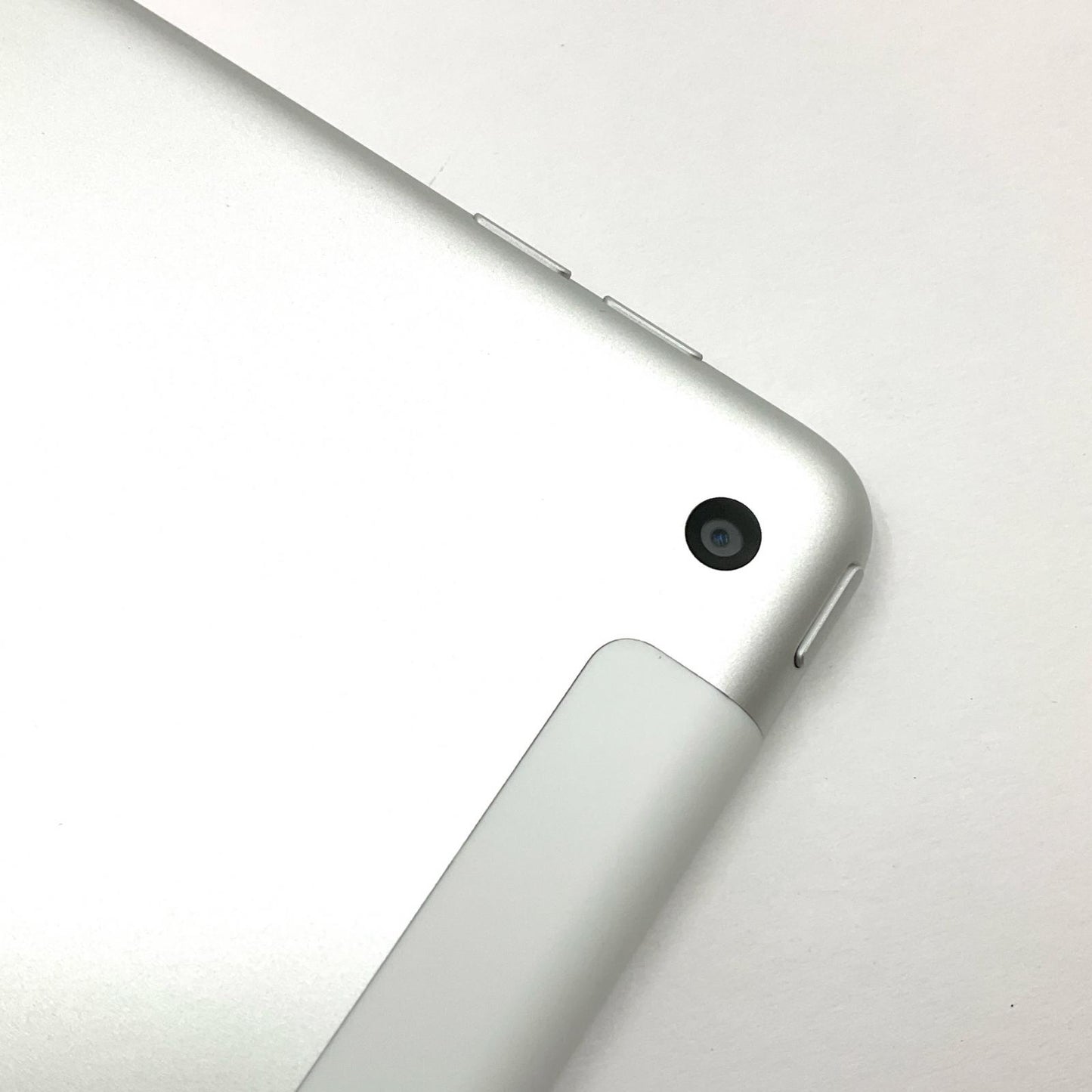 【全額返金保証】【最速発送】Apple iPad iPad 10.2インチ 第9世代 64GB シルバー WiFi+Cellular au 白ロム 美品 動作確認済