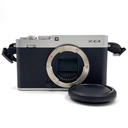 【全額返金保証】【最速発送】FUJIFILM デジタル一眼 FUJIFILM X-E4 ボディ シルバー 美品 動作確認済
