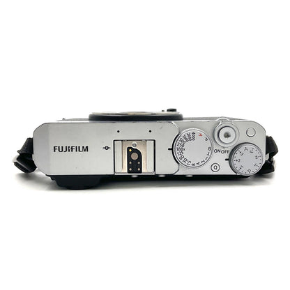 【全額返金保証】【最速発送】FUJIFILM デジタル一眼 FUJIFILM X-E4 ボディ シルバー 美品 動作確認済