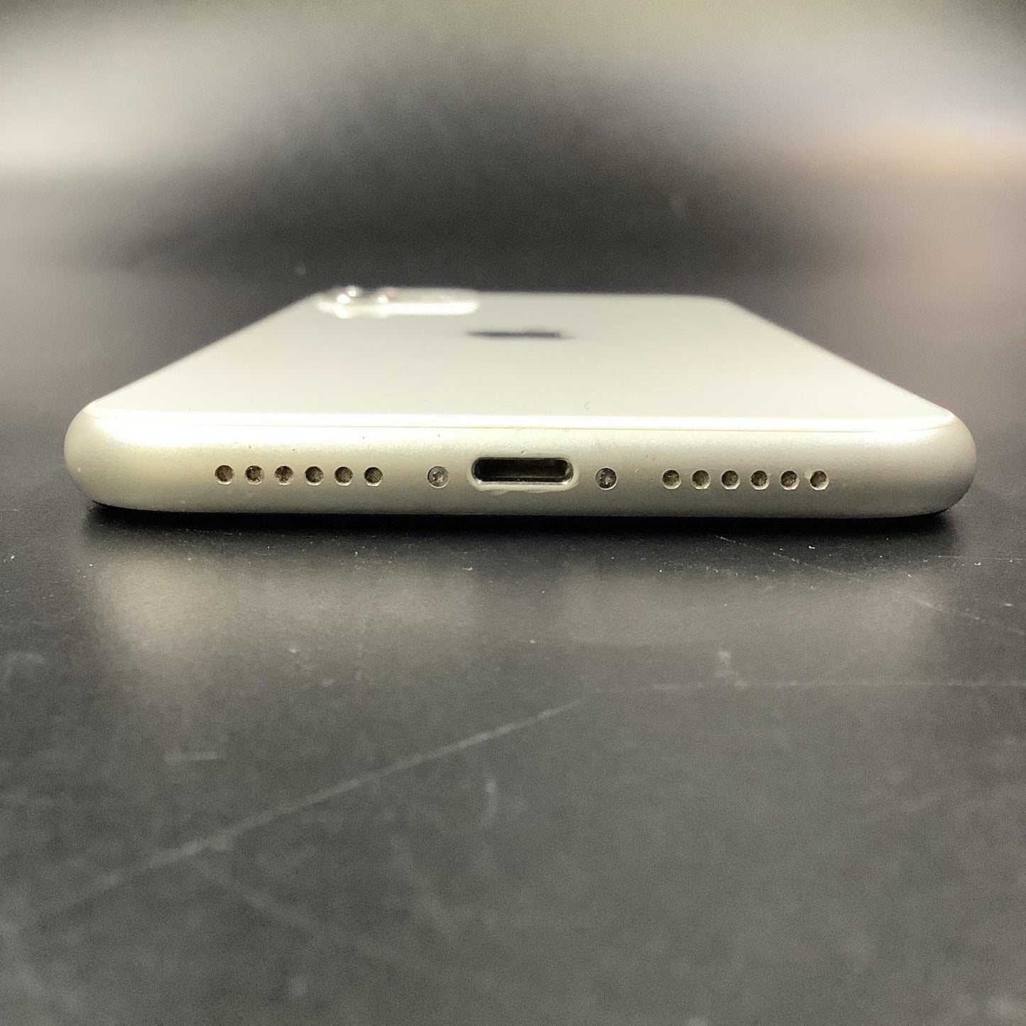【全額返金保証】【最速発送】Apple iPhone iPhone 11 64GB ホワイト au 白ロム 動作確認済 83%