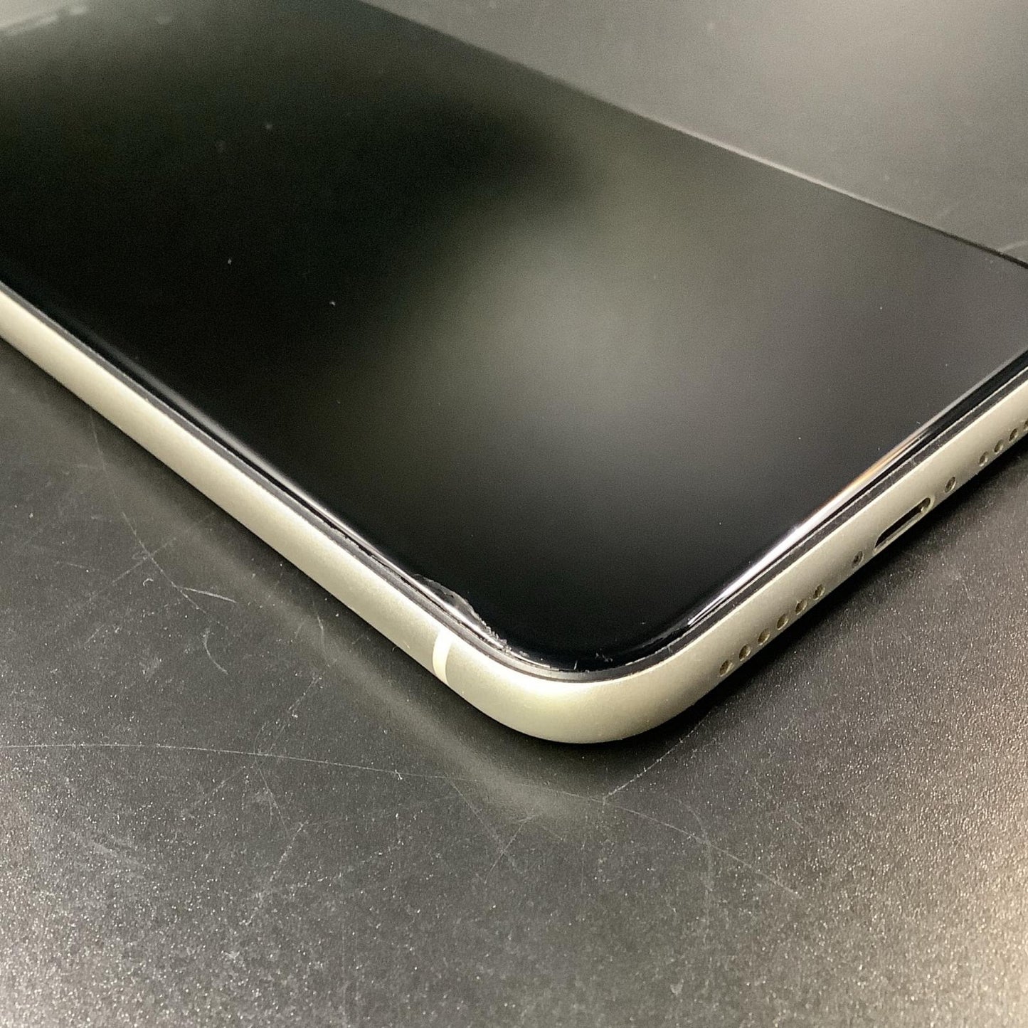 【全額返金保証】【最速発送】Apple iPhone iPhone 11 64GB ホワイト au 白ロム 動作確認済 83%