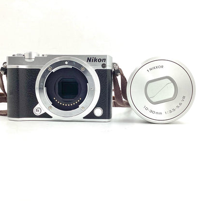 【全額返金保証】【最速発送】Nikon デジタル一眼 Nikon1 J5 標準パワーズームレンズキット シルバー シルバー 動作確認済