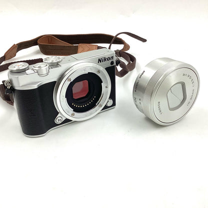 【全額返金保証】【最速発送】Nikon デジタル一眼 Nikon1 J5 標準パワーズームレンズキット シルバー シルバー 動作確認済
