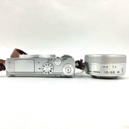【全額返金保証】【最速発送】Nikon デジタル一眼 Nikon1 J5 標準パワーズームレンズキット シルバー シルバー 動作確認済