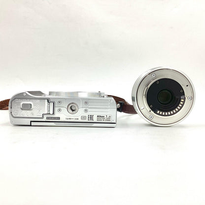 【全額返金保証】【最速発送】Nikon デジタル一眼 Nikon1 J5 標準パワーズームレンズキット シルバー シルバー 動作確認済