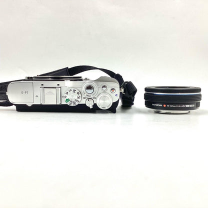 【全額返金保証】【最速発送】OLYMPUS デジタル一眼 PEN E-P7 14-42mm EZレンズキット シルバー 動作確認済