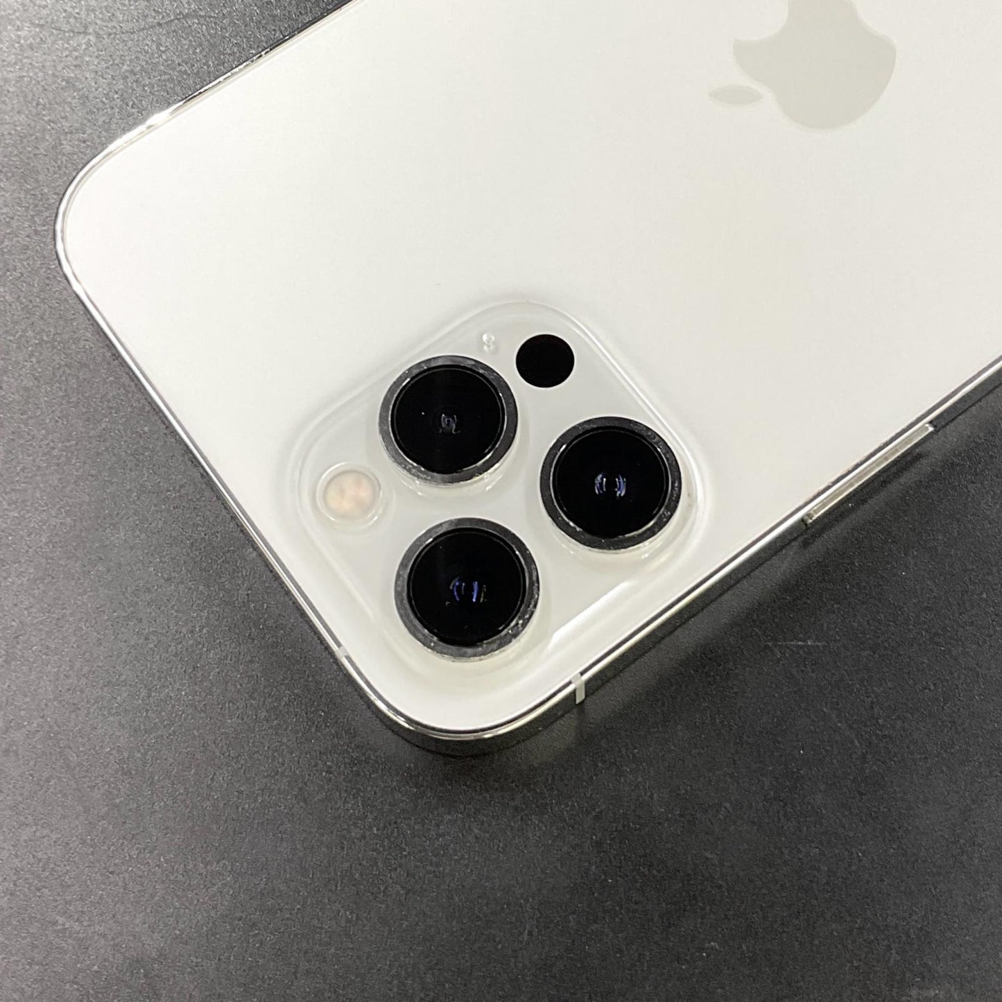 【全額返金保証】【最速発送】Apple iPhone iPhone 12 Pro Max 128GB シルバー au 動作確認済 77%