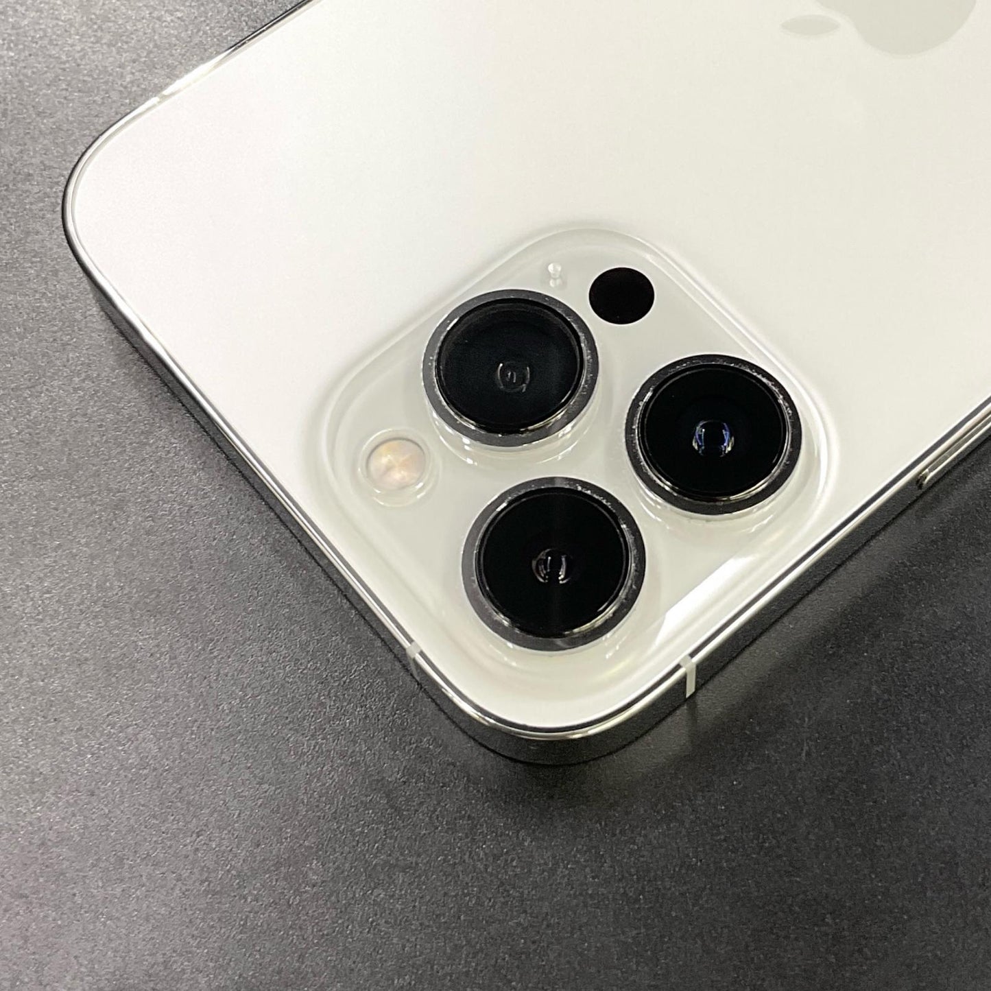 【全額返金保証】【最速発送】Apple iPhone iPhone 13 Pro Max 128GB シルバー docomo 動作確認済 84%