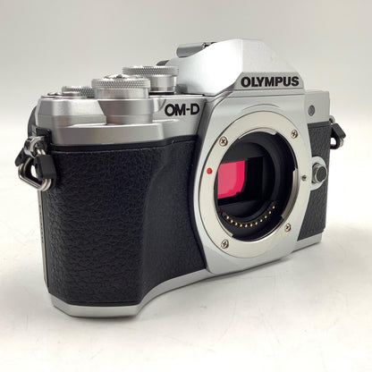 【全額返金保証】【最速発送】OLYMPUS デジタル一眼 OM-D E-M10 Mark III ボディ シルバー 美品 動作確認済