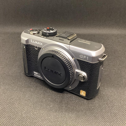 【全額返金保証】【最速発送】Panasonic デジタル一眼 LUMIX GF1 20mm F1.7 ASPH. H-H020 レンズキット シルバー 動作確認済