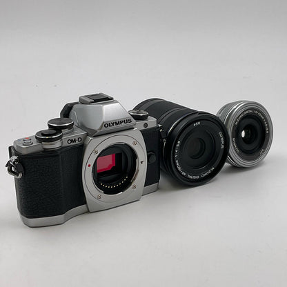 【全額返金保証】【最速発送】OLYMPUS デジタル一眼 OM-D E-M10 14-42mm 40-150mm ダブルズームキット シルバー 動作確認済