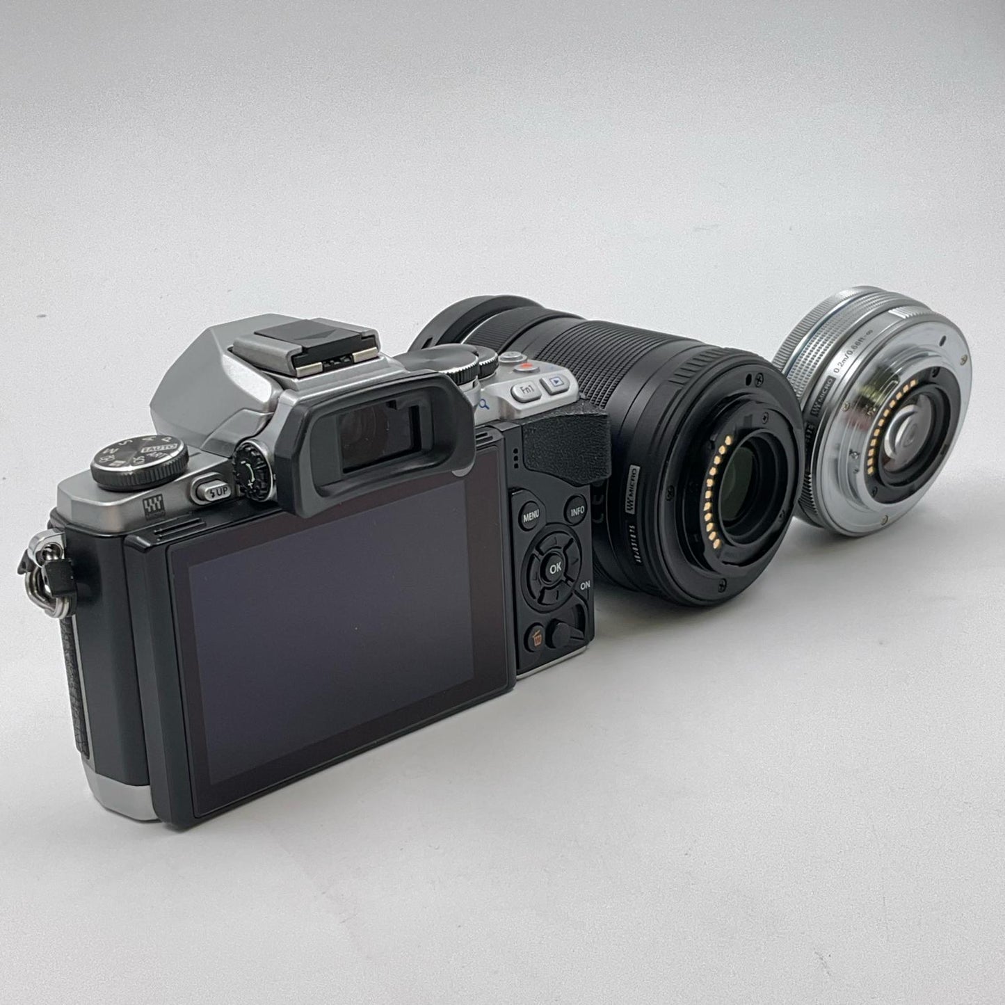【全額返金保証】【最速発送】OLYMPUS デジタル一眼 OM-D E-M10 14-42mm 40-150mm ダブルズームキット シルバー 動作確認済