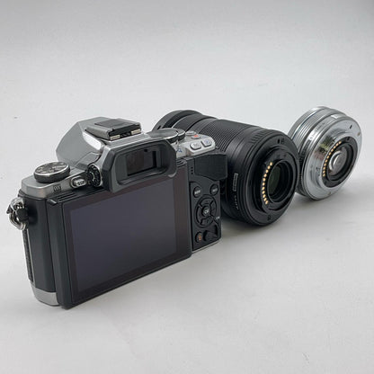 【全額返金保証】【最速発送】OLYMPUS デジタル一眼 OM-D E-M10 14-42mm 40-150mm ダブルズームキット シルバー 動作確認済