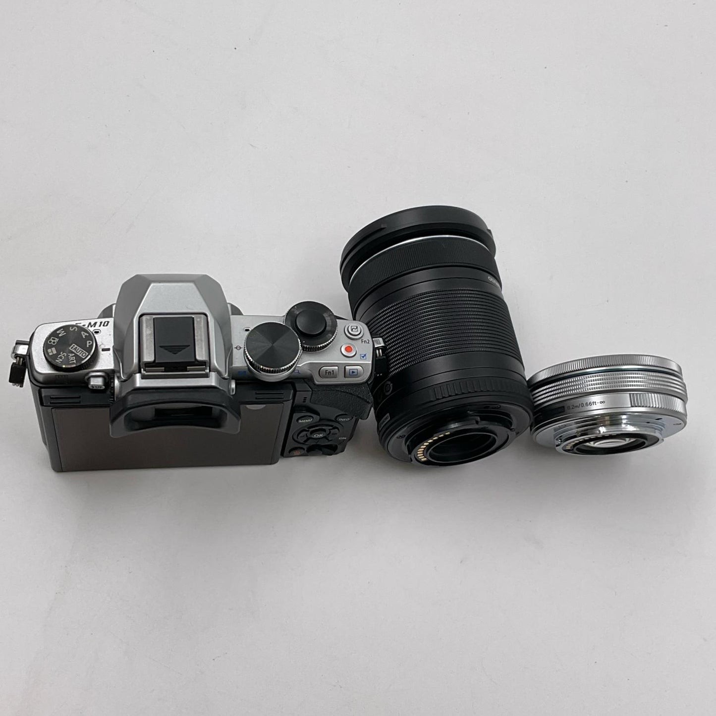 【全額返金保証】【最速発送】OLYMPUS デジタル一眼 OM-D E-M10 14-42mm 40-150mm ダブルズームキット シルバー 動作確認済