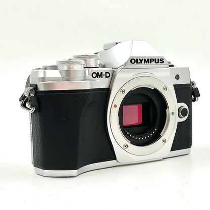 【全額返金保証】【最速発送】OLYMPUS デジタル一眼 OM-D E-M10 Mark III ボディ [シルバー] 美品 動作確認済
