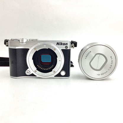 【全額返金保証】【最速発送】Nikon デジタル一眼 Nikon 1 J5 標準パワーズームレンズキット シルバー 動作確認済