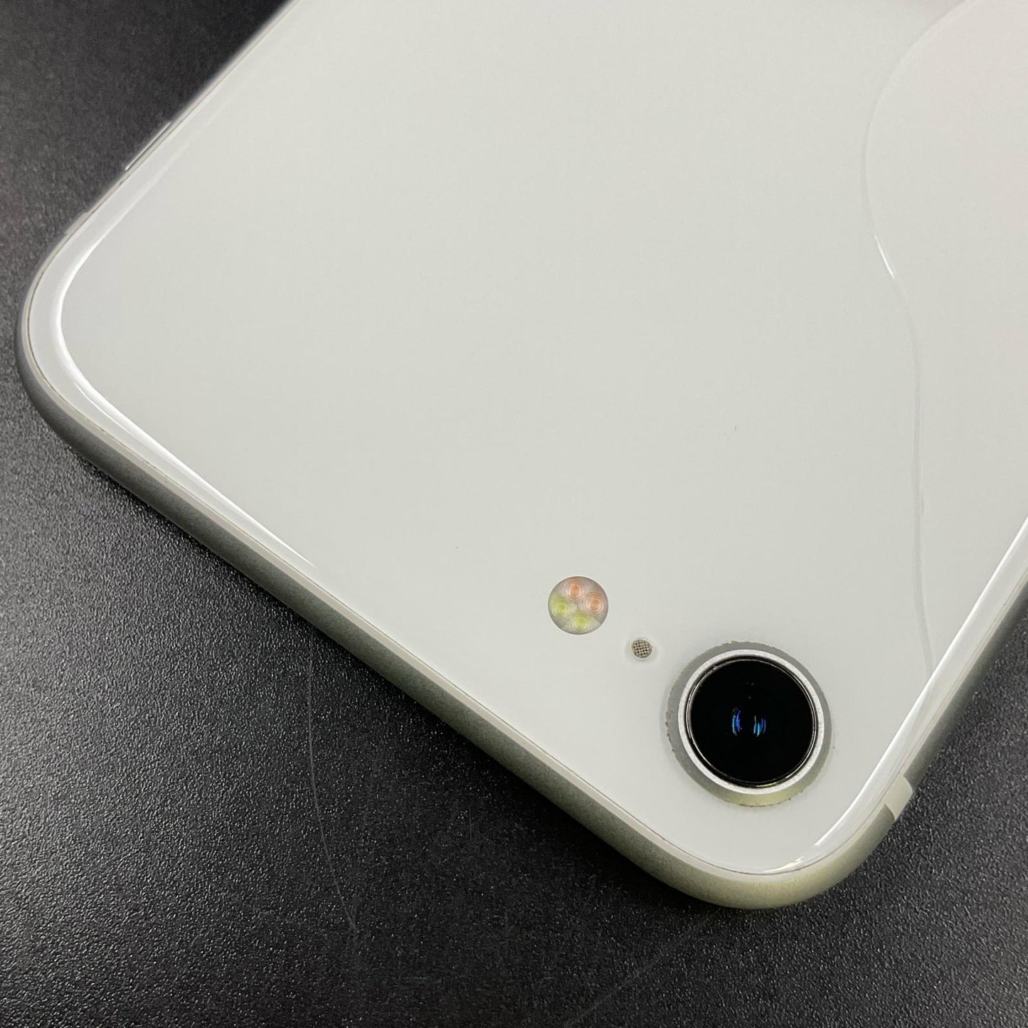 【最速発送】Apple iPhone iPhone SE（第2世代） 128GB ホワイト au 白ロム【難有】 77%