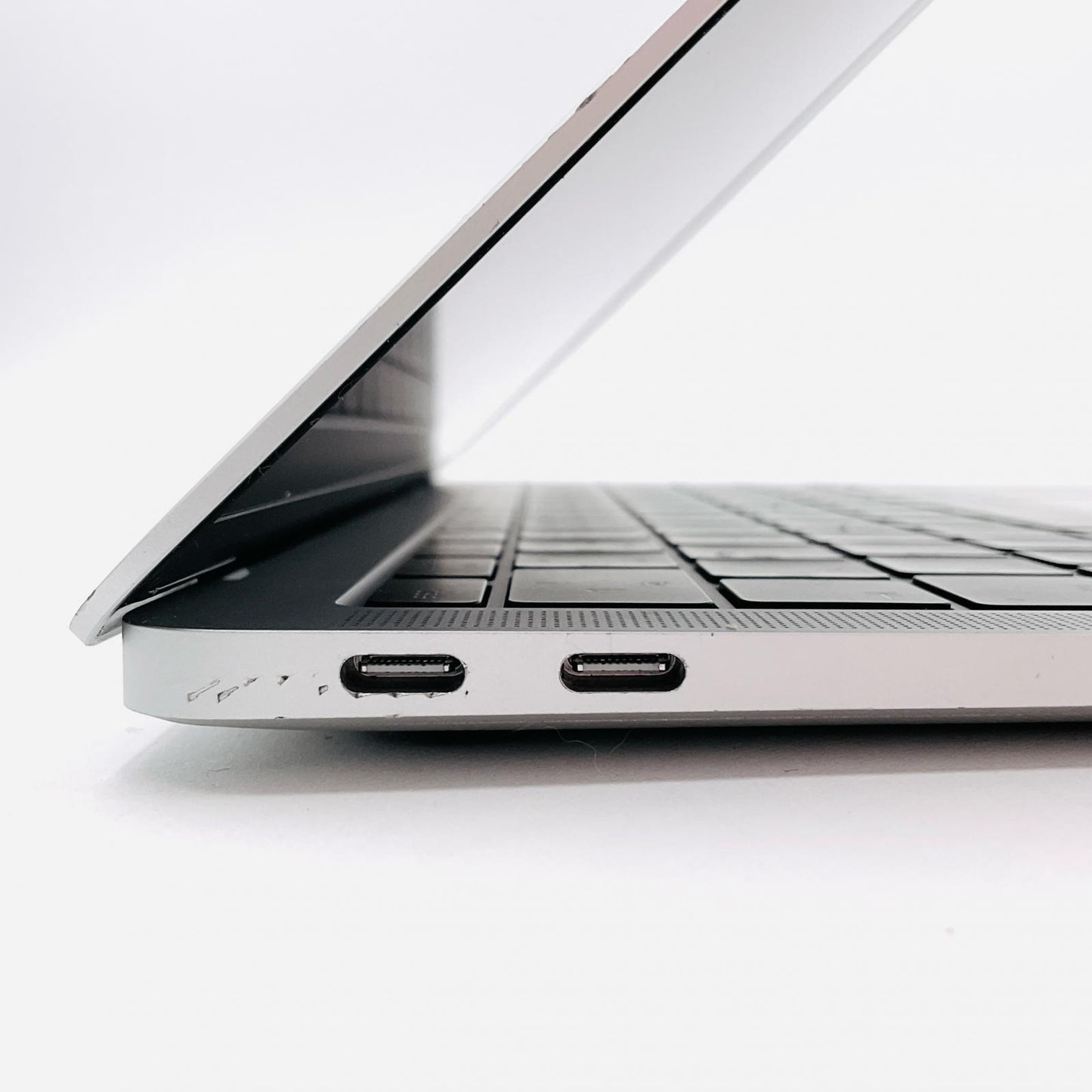 【全額返金保証】【最速発送】Apple MacBook Air 13インチ 2018 1.6 GHz デュアルコア Intel Core i5 8GB SSD 128GB シルバー 92.2% 動作確認済