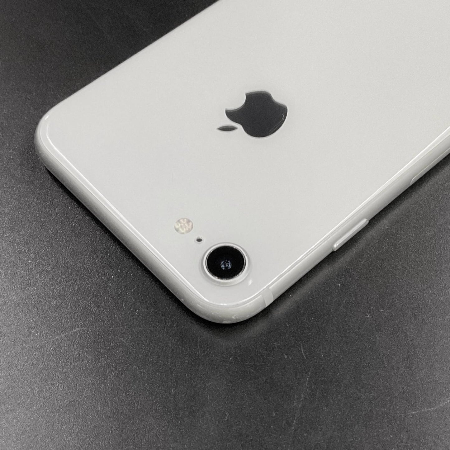 【全額返金保証】【最速発送】Apple iPhone iPhone 8 64GB シルバー docomo 白ロム 動作確認済 86%