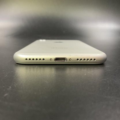 【全額返金保証】【最速発送】Apple iPhone iPhone 8 64GB シルバー au 白ロム 動作確認済 87%