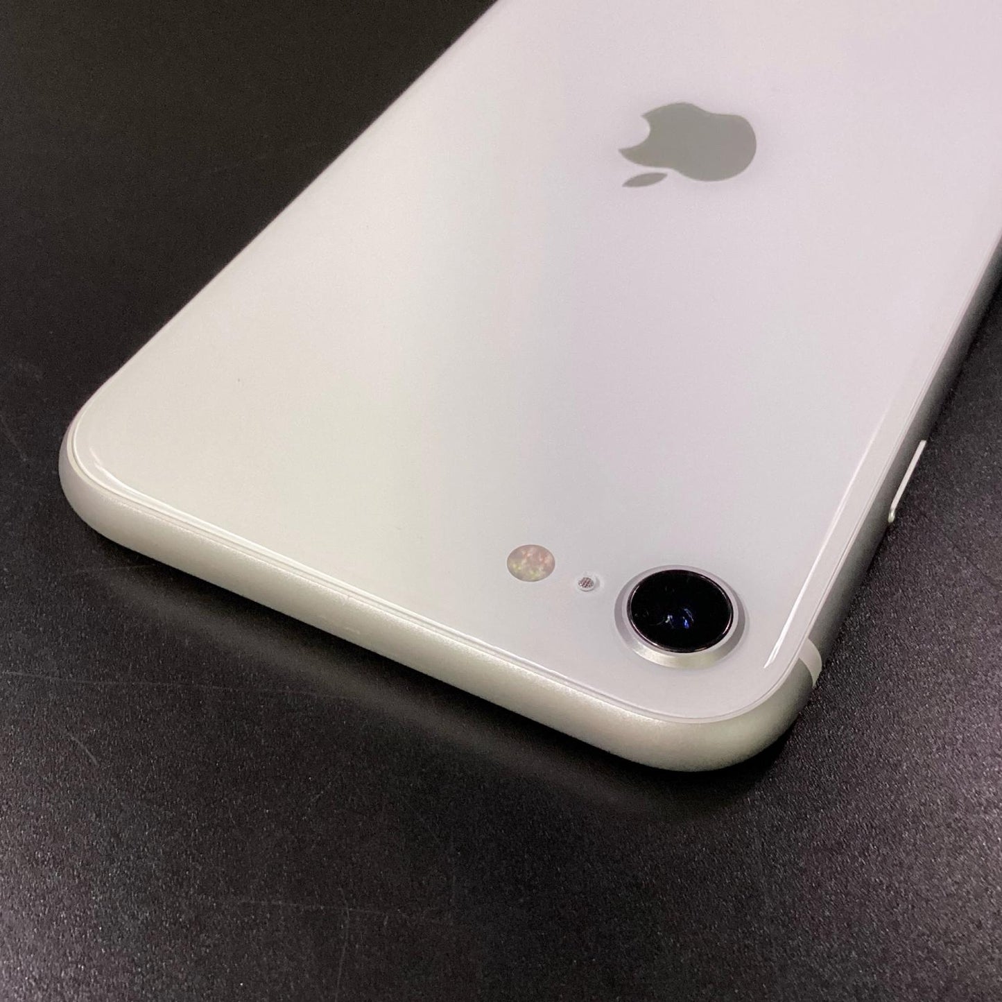 【全額返金保証】【最速発送】Apple iPhone iPhone SE（第2世代） 128GB ホワイト au 白ロム 動作確認済 76%