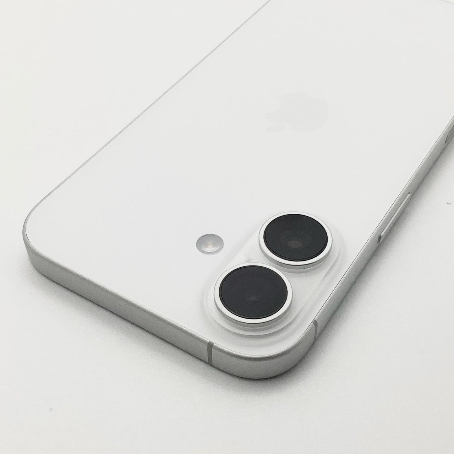 【全額返金保証】【最速発送】Apple iPhone iPhone 16 256GB ホワイト docomo 白ロム 美品 動作確認済 100%