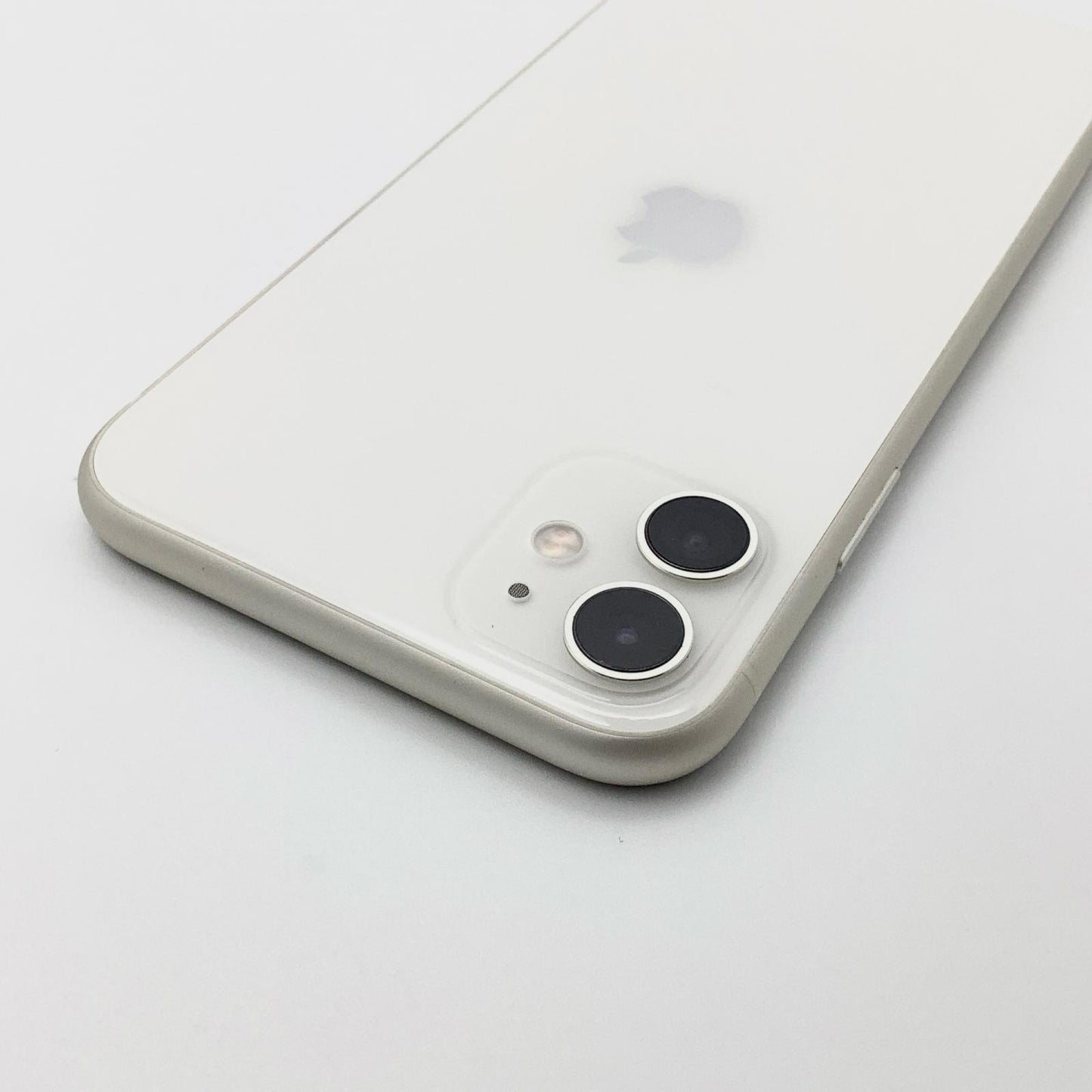 【全額返金保証】【最速発送】Apple iPhone iPhone 11 64GB ホワイト docomo 白ロム 動作確認済 76%