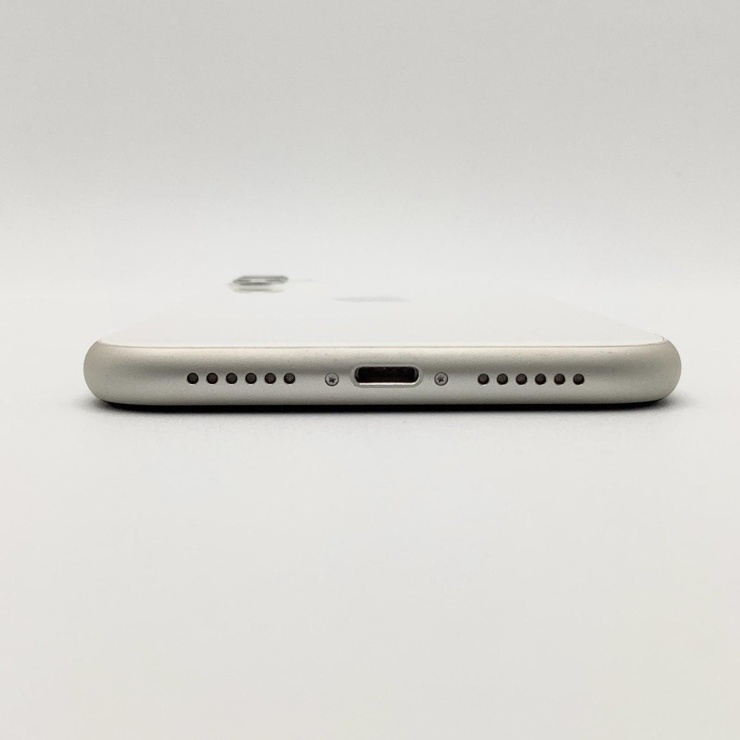 【全額返金保証】【最速発送】Apple iPhone iPhone 11 64GB ホワイト docomo 白ロム 動作確認済 76%