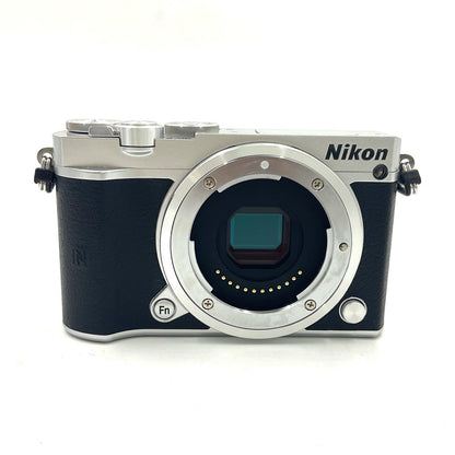 【全額返金保証】【最速発送】Nikon デジタル一眼 Nikon1 J5 ボディ シルバー 美品 動作確認済