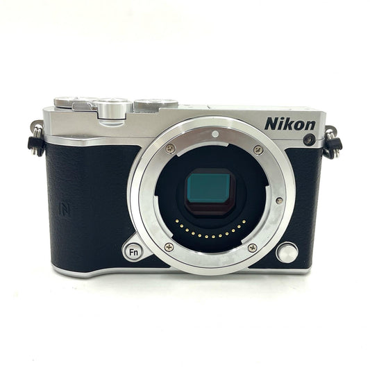 【全額返金保証】【最速発送】Nikon デジタル一眼 Nikon1 J5 ボディ シルバー 美品 動作確認済