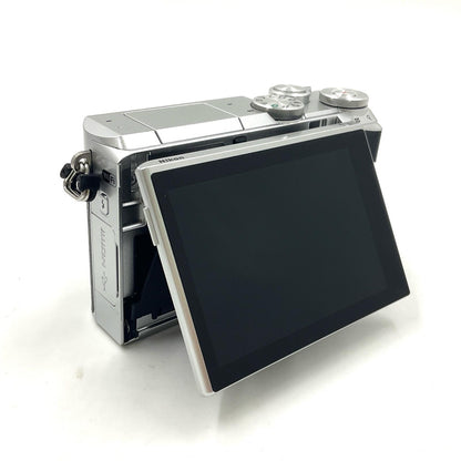 【全額返金保証】【最速発送】Nikon デジタル一眼 Nikon1 J5 ボディ シルバー 美品 動作確認済