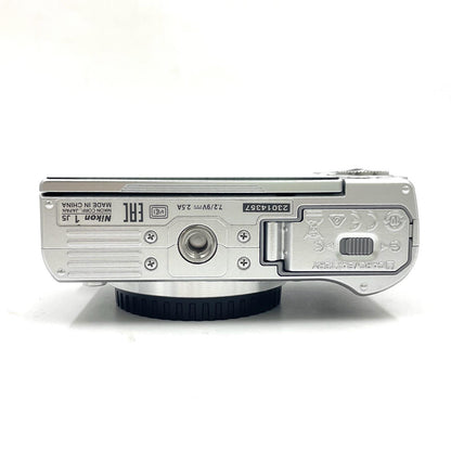 【全額返金保証】【最速発送】Nikon デジタル一眼 Nikon1 J5 ボディ シルバー 美品 動作確認済