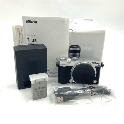 【全額返金保証】【最速発送】Nikon デジタル一眼 Nikon1 J5 ボディ シルバー 美品 動作確認済
