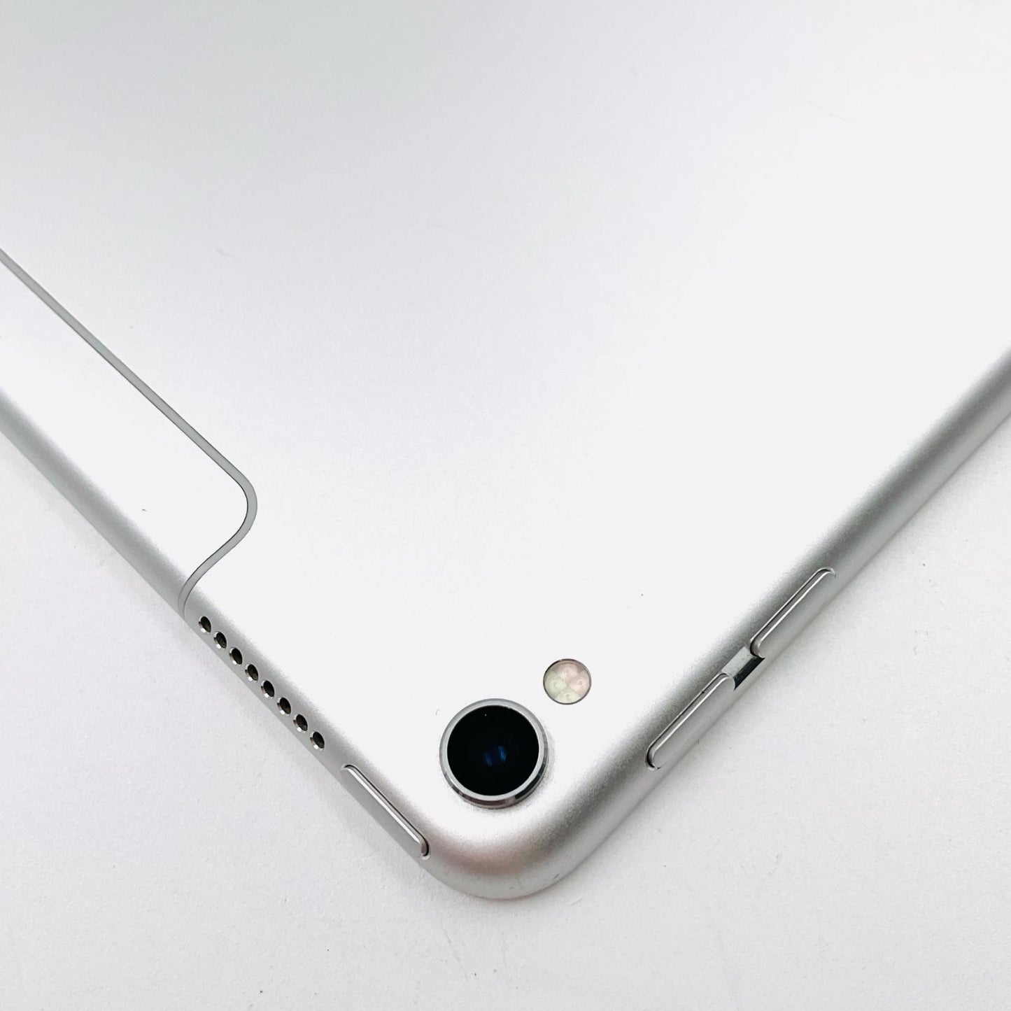 【全額返金保証】【最速発送】Apple iPad Pro 10.5インチ 第1世代 64GB シルバー WiFi+Cellular docomo 白ロム 動作確認済