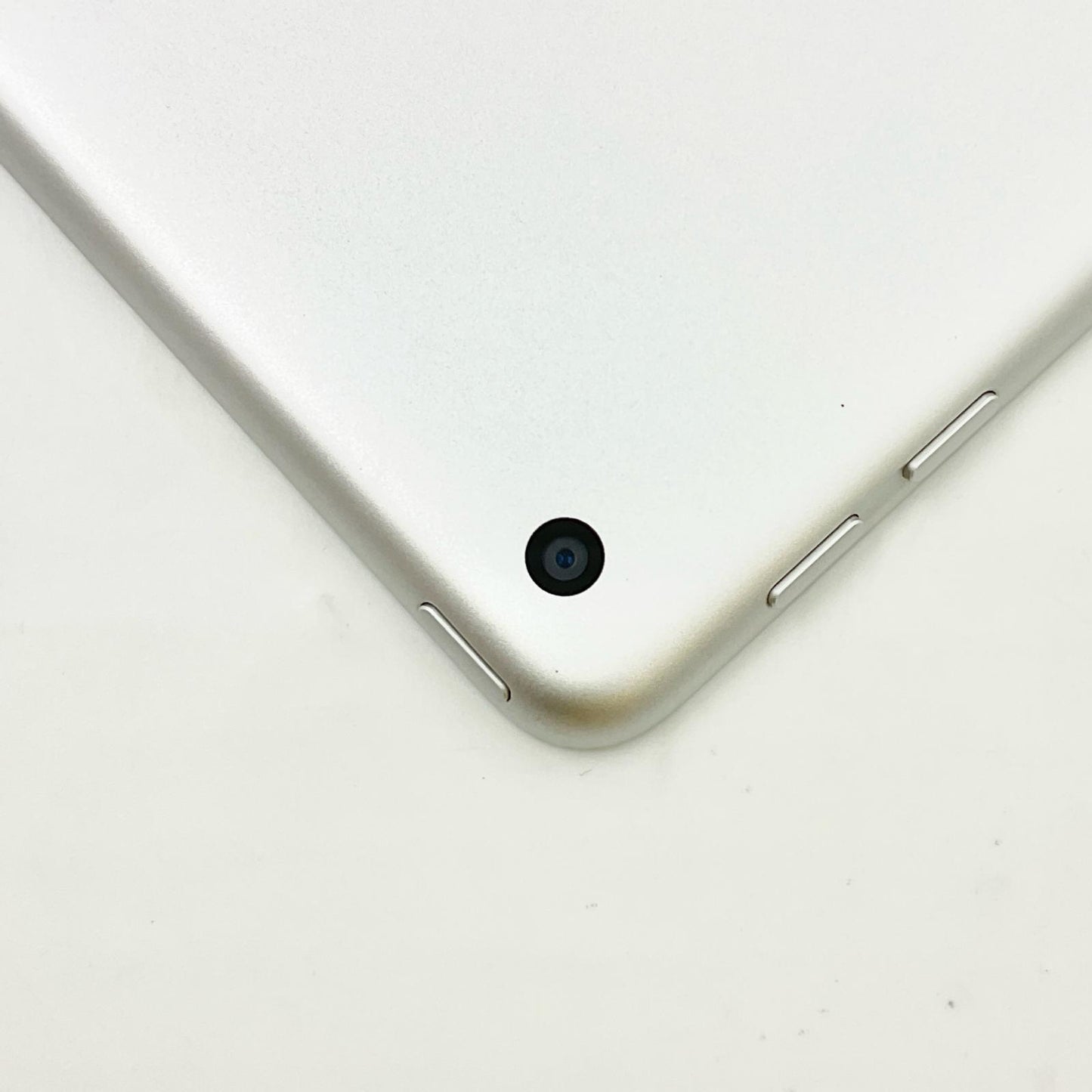 【全額返金保証】【最速発送】Apple iPad iPad 9.7インチ 第5世代 32GB シルバー Wi-Fi 動作確認済