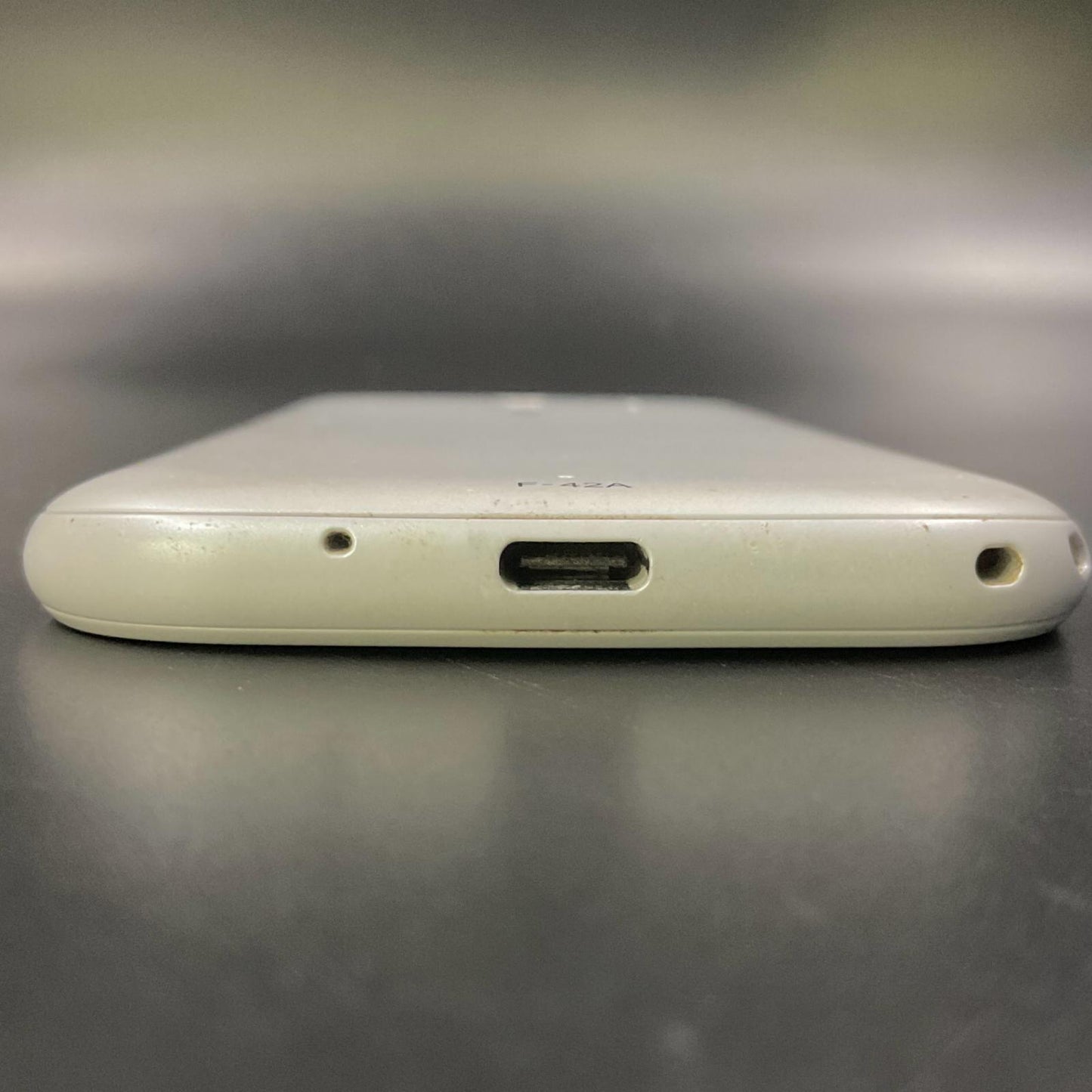 【全額返金保証】【最速発送】富士通 らくらくスマートフォン 32GB ホワイト docomo F-42A 白ロム 動作確認済