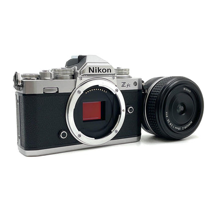 【全額返金保証】【最速発送】Nikon デジタル一眼 Z fc 28mm f/2.8 Special Edition キット [シルバー] 美品 動作確認済