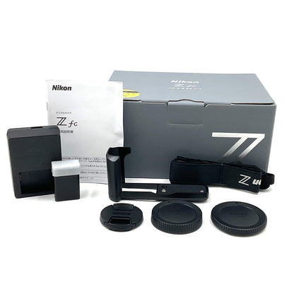 【全額返金保証】【最速発送】Nikon デジタル一眼 Z fc 28mm f/2.8 Special Edition キット [シルバー] 美品 動作確認済
