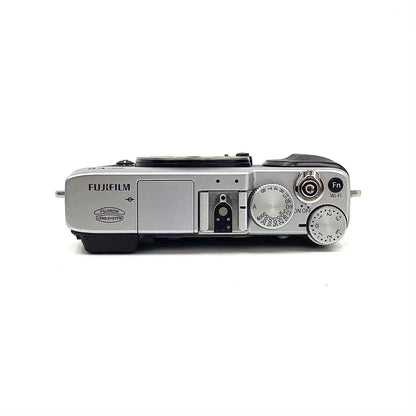 【全額返金保証】【最速発送】FUJIFILM デジタル一眼 X-E2 ボディ [シルバー] 動作確認済